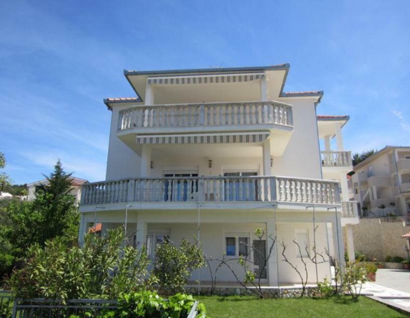 Apartmani Jureta Okrug Gornji Exteriör bild