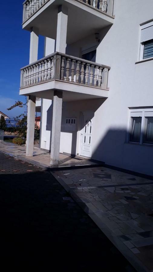 Apartmani Jureta Okrug Gornji Exteriör bild
